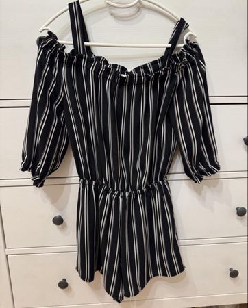 Damen Playsuit schwarz weiss gestreift schulterfrei