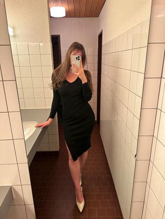 Schwarzes Rippenkleid mit asymmetrischem Schnitt, S