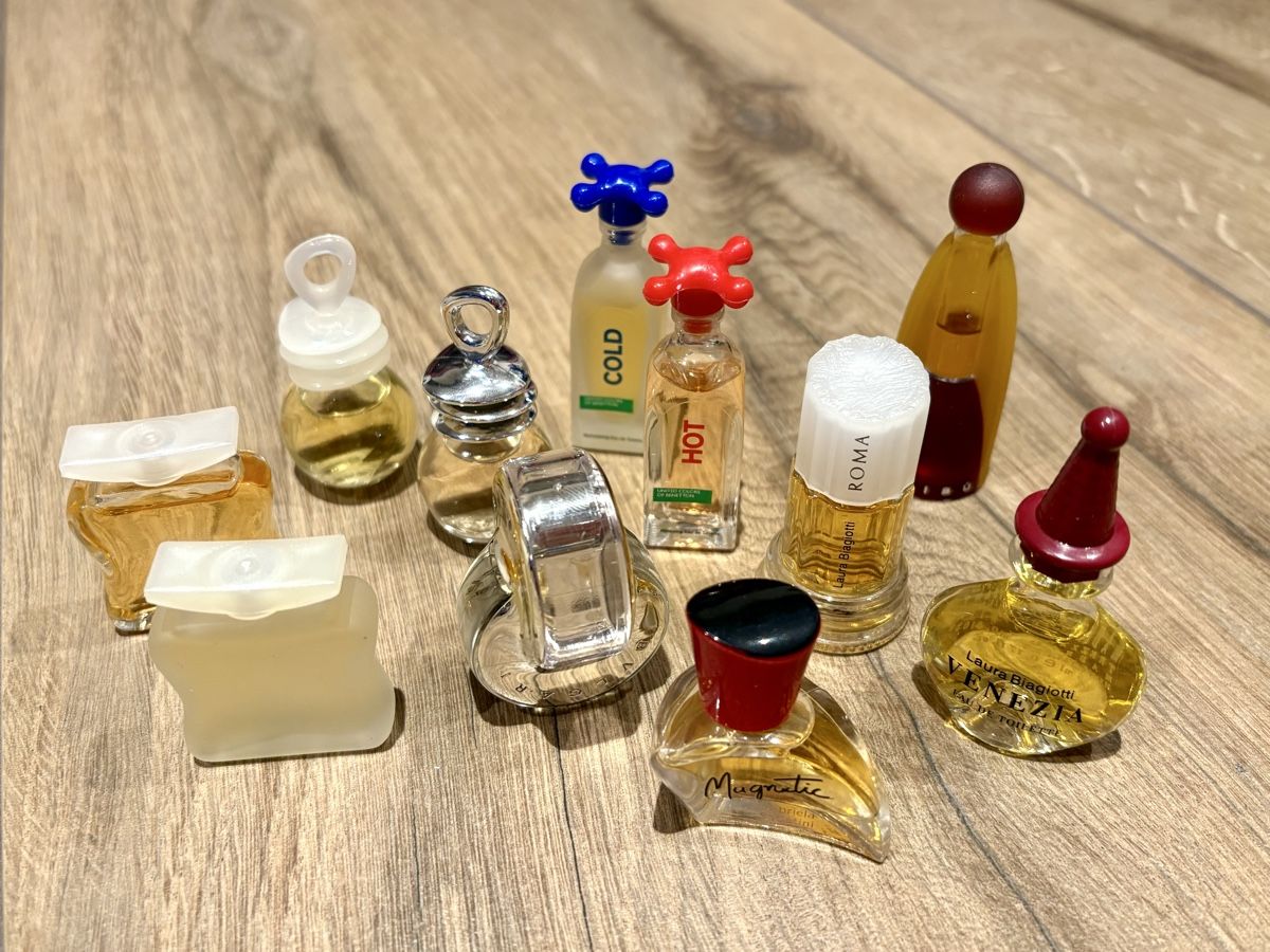 Parfum & Eau de Toilette: Miniatur Parfum, 11 Stück – Neu (gemäss Beschreibung) aus Fehraltorf von Miramiaui