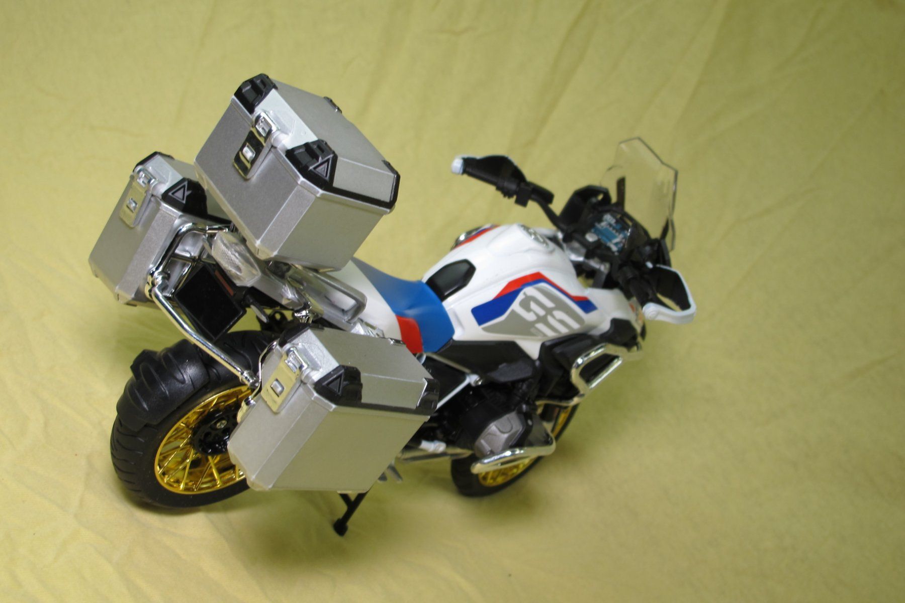 BMW Modellini d'auto: BMW R1250GS mit Köffer 1:9 Modell – Usato da Escholzmatt venduto da Rebikeling6182Ematt 9