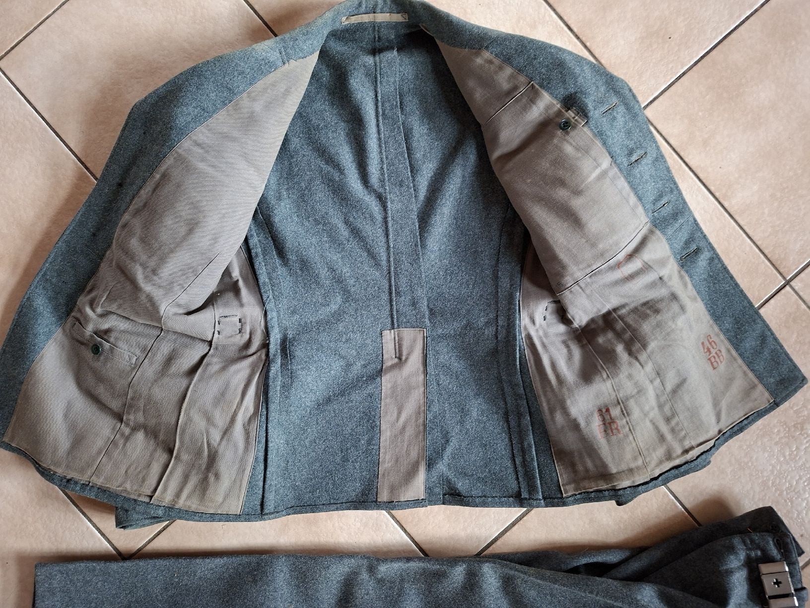 Schweizer Armee Uniformi: Antike Schweizer Armee Militär Uniform – Usato da Schwanden Sigrisw venduto da pho_2mc9 4