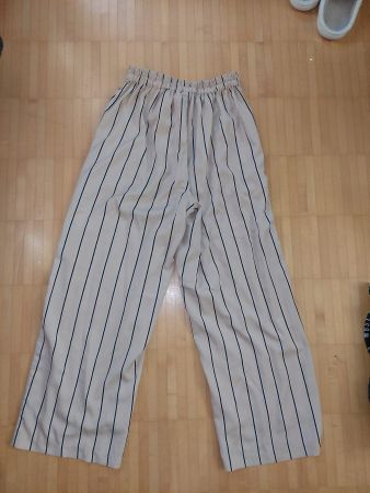 Sommerliche, gestreifte Palazzo Hose