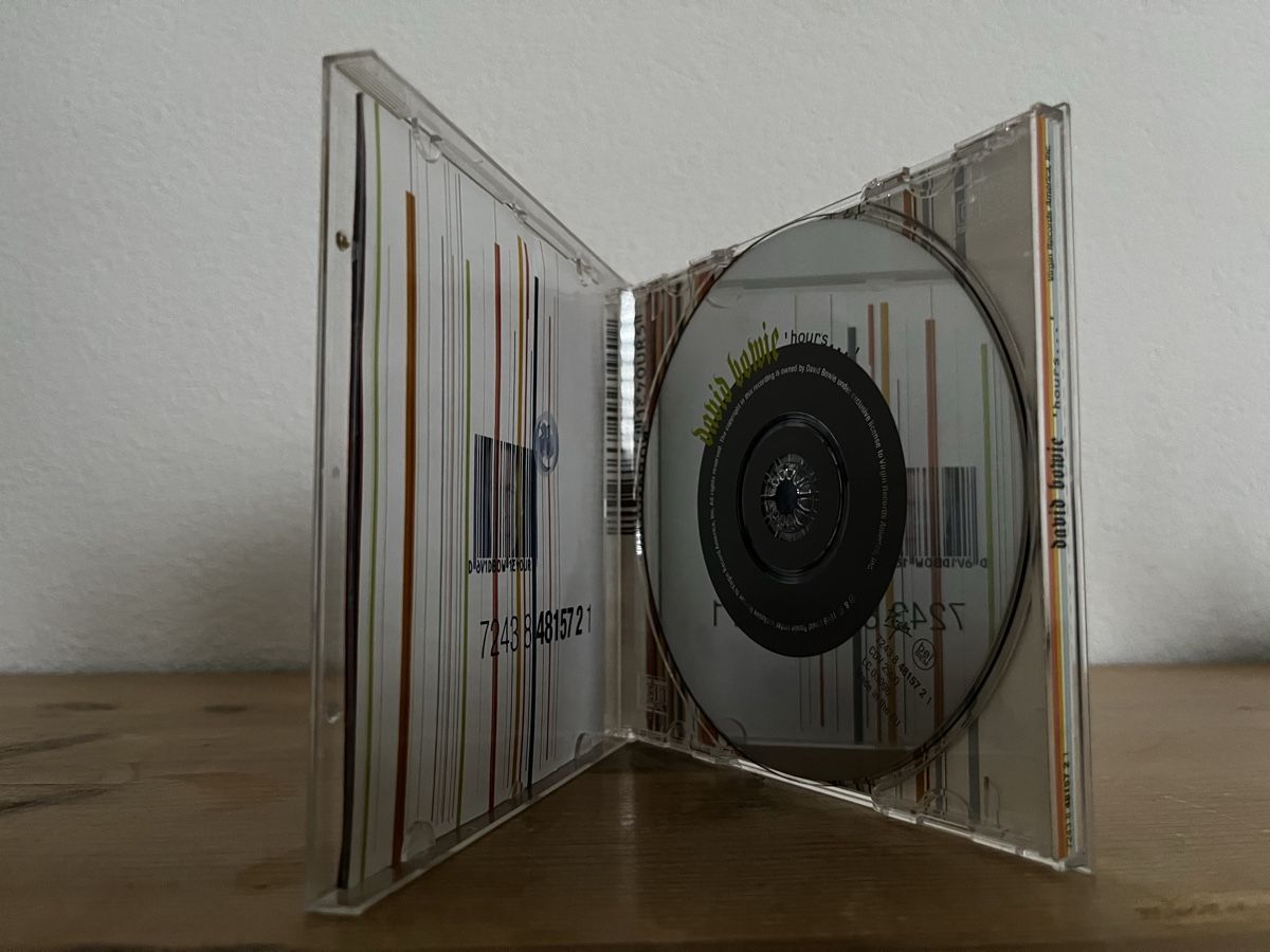CDs: David Bowie - hours... CD – D'occasion à Bassersdorf par McRob00 1