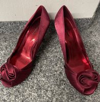 Pumps rot Grösse 41 mit Rose Verzierungen neu