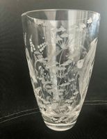 Glasvase mit eingeschliffenen Sujets