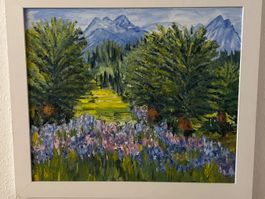 Alpenlandschaft mit Blumenwiese – Gemälde im weissen Holzrah