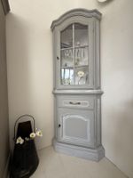 Eckvitrine Schrank grau weiss restauriert vintage börnie's