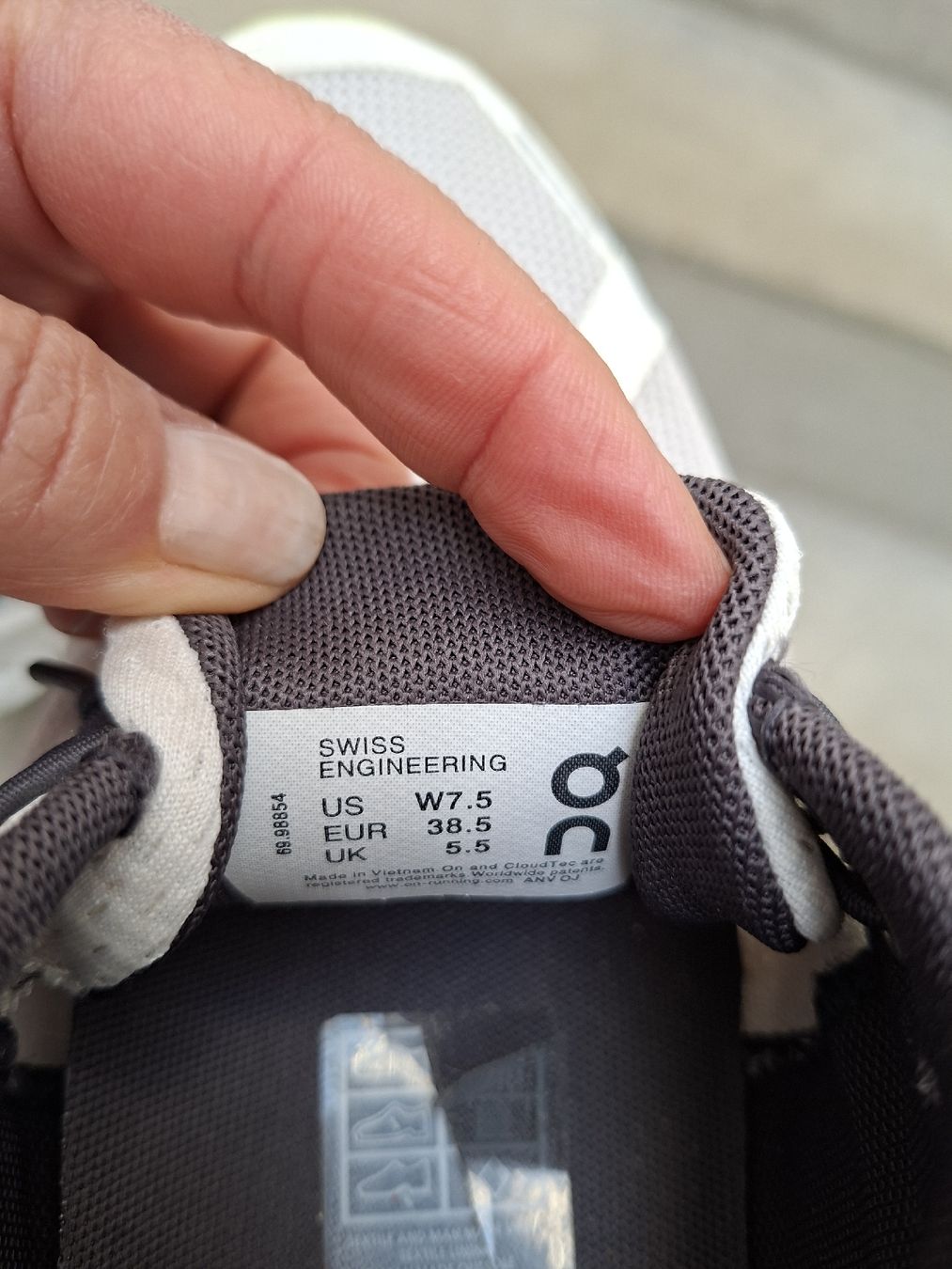 On Scarpe da donna: On Cloud Damen, Gr. 38.5, Top Zustand – Usato da Männedorf venduto da finnoeggeli 3