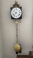 Burgunder-Wanduhr mit Pendel