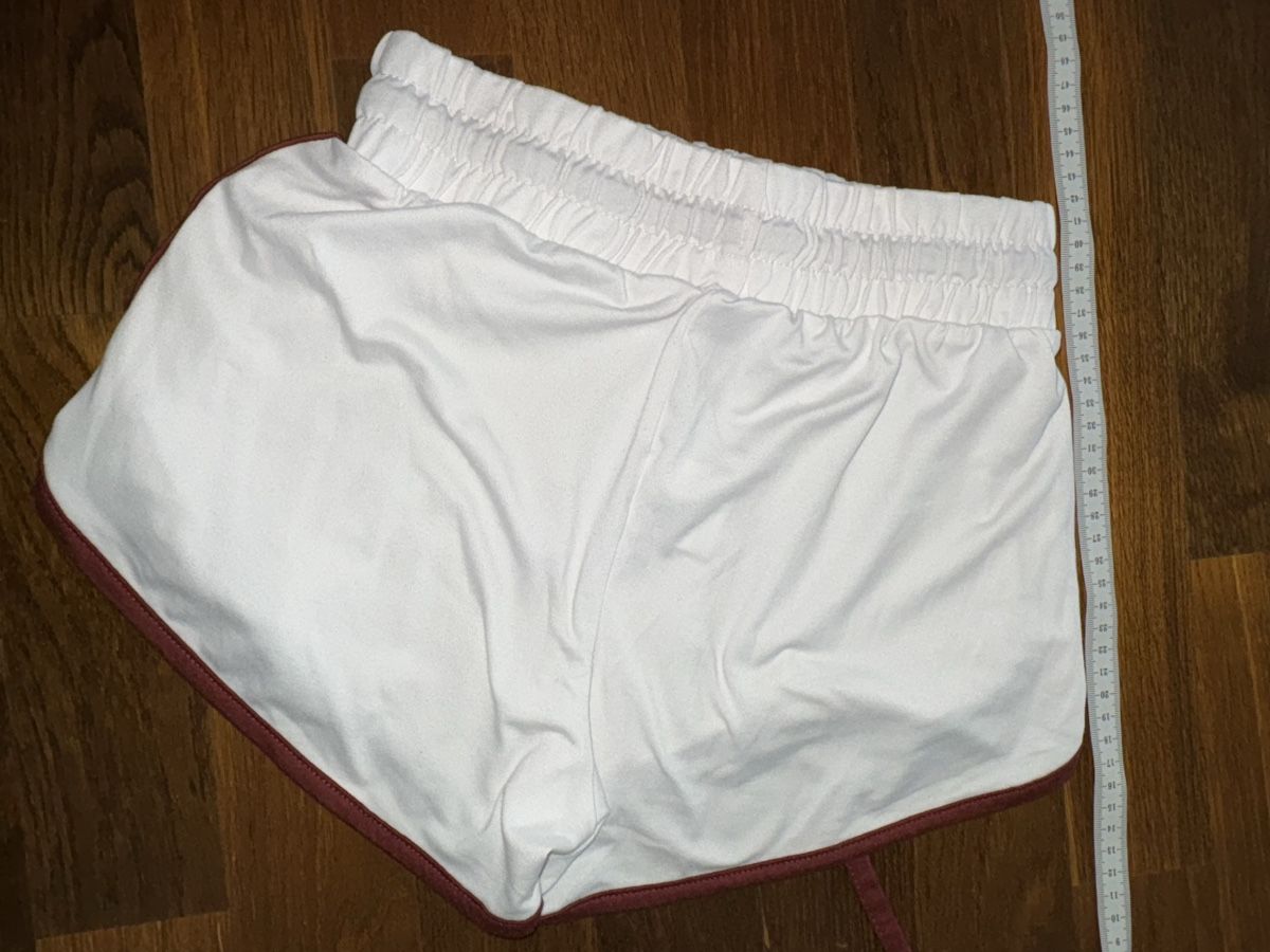 Hosen: Weisse Shorts mit NYC Print, Grösse S – Gebraucht aus Dübendorf von lus_9275 1