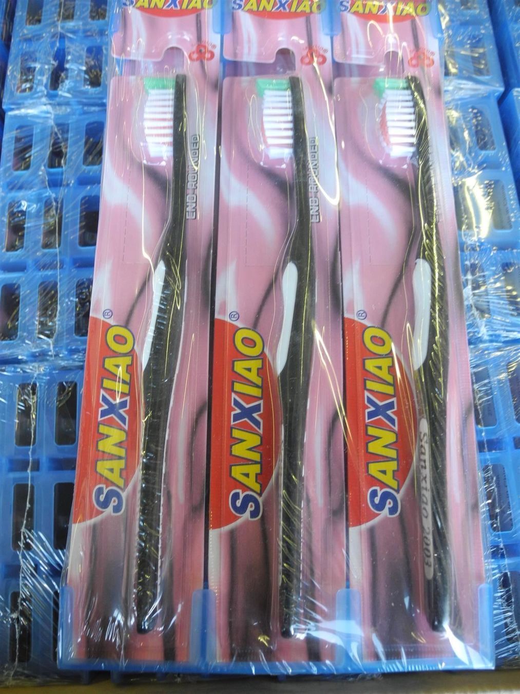 Soins dentaires: 288 Zahnbürsten schwarz – Neuf avec emballage d'origine à Kottwil par Crazyrolf 1