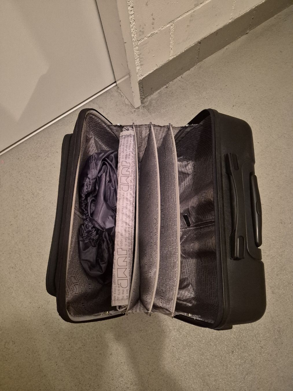 Valigie & Borse: Rollkoffer Jump schwarz – Usato da Moosleerau venduto da cameleon10 2