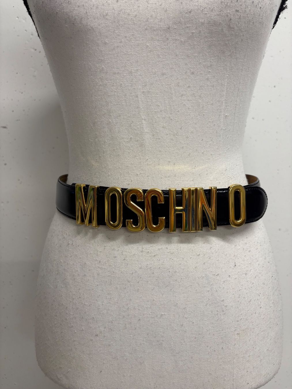 Moschino Cinture: Moschino Gürtel Schwarz Gold Gr. 75 – Nuovo (secondo la descrizione) da Regensdorf venduto da secondchancefashion 1