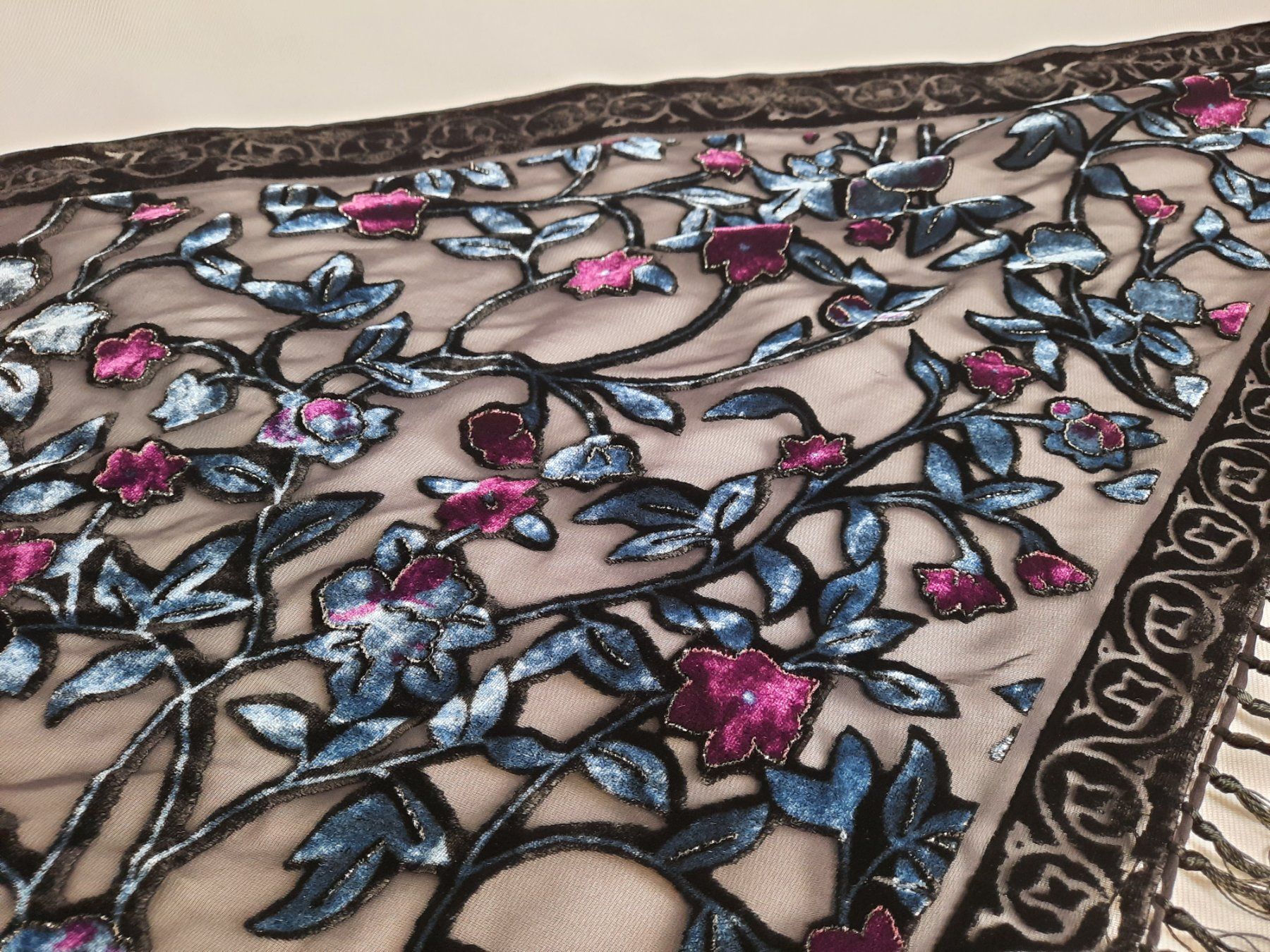 Foulard & Sciarpe: Seidensamt Schal mit Fransen – Usato da Beinwil am See venduto da Restwert_Beinwil 4