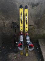 Skiset mit Ski, Schuhe und Stöck