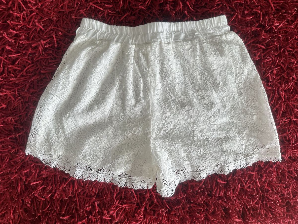 Hosen: Spitzen Shorts weiss neuwertig Gr. M – Gebraucht aus Emmenbrücke von little.treasures 2