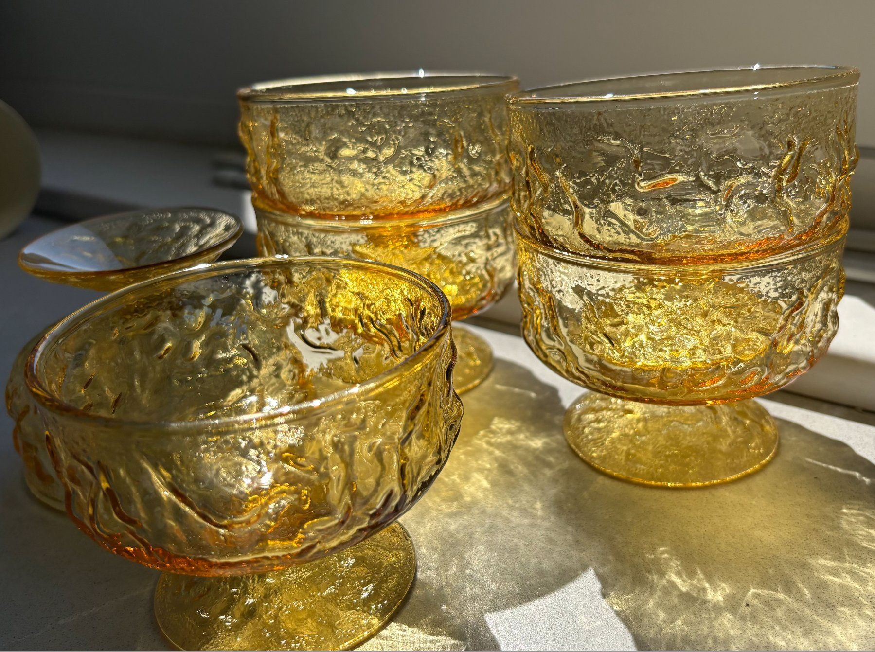 Gläser: 6 Dessertkelche Glas bernsteinfarben strukturierte Oberfl... – Gebraucht aus Regensdorf von Nessi1974