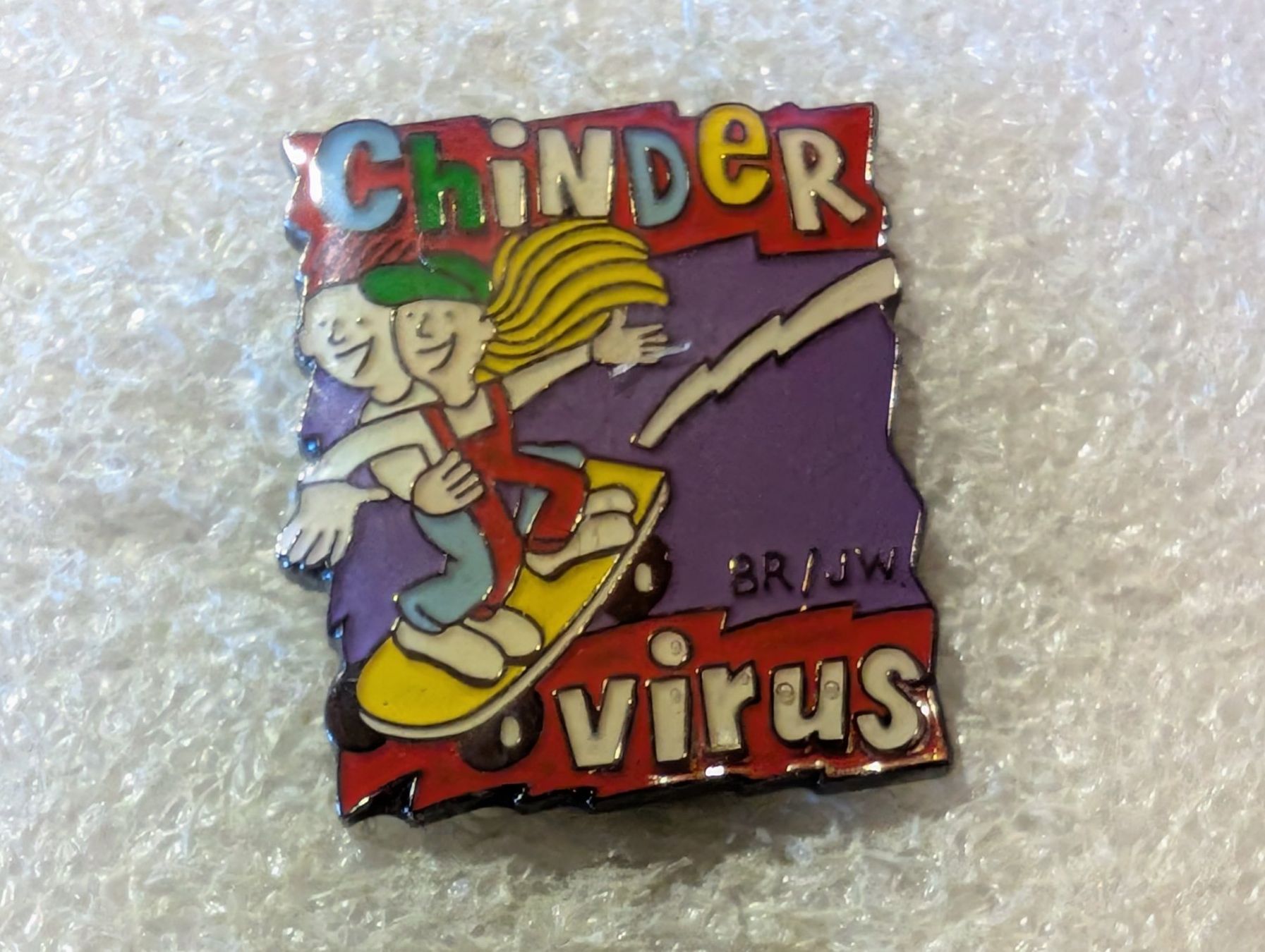 Plaketten & Abzeichen: Ansteckpin 229: Chinder Virus – Gebraucht aus Oppligen von Pin-Fall-Shop