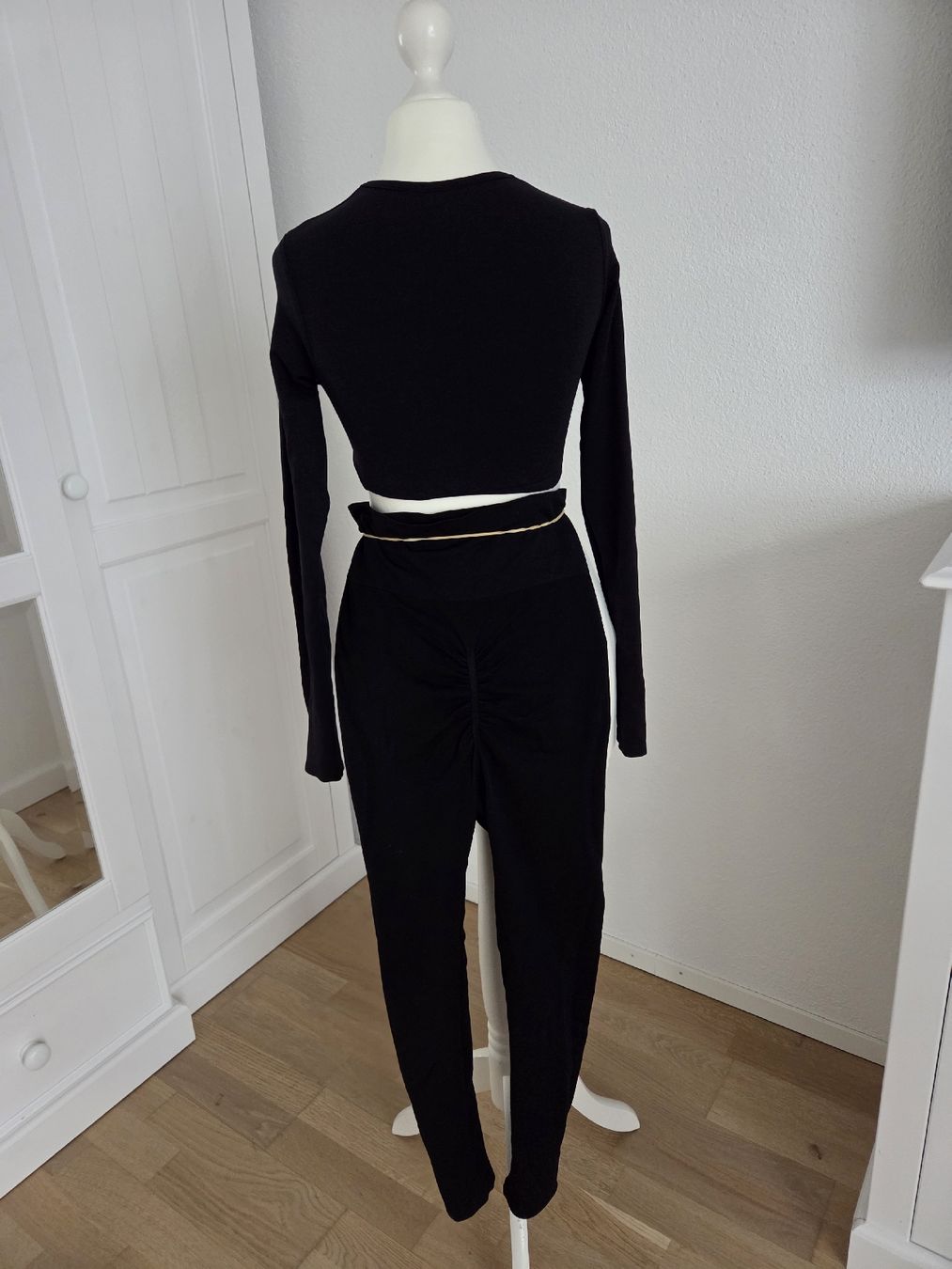 Anzüge & Kostüme: Schwarzes Langarm - Sport Set mit Cut-Out – Gebraucht aus Bülach von Recherchieren 2