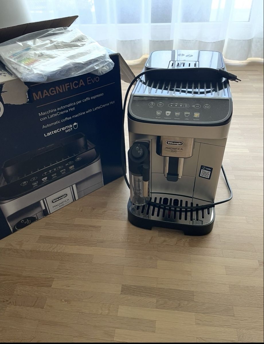 De'Longhi Macchine per caffè & Macchine per espresso: DeLonghi Magnifica Evo Automatic Coffee Machine - Silver – Usato da Zug venduto da Zuger1987