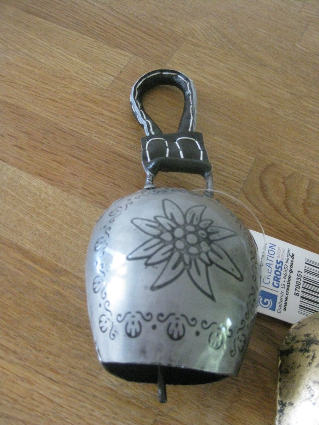 Alle Dekorationen: 2 schöne Metall Glocken mit EDELWEISS – Neu (gemäss Beschreibung) aus Romanshorn von Wazoohandlung 1