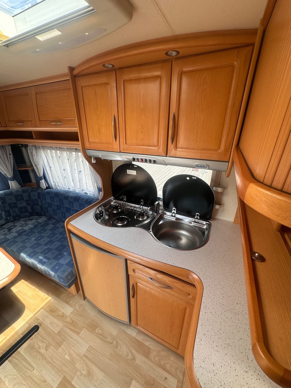 Hobby Véhicules de camping: Hobby 460 Wohnwagen inkl Vorzelt – D'occasion à Otelfingen par inf_2rkm 7