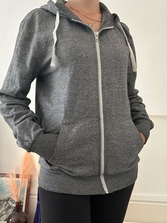 Veste à capuche grise chinée, parfait pour l'automne!