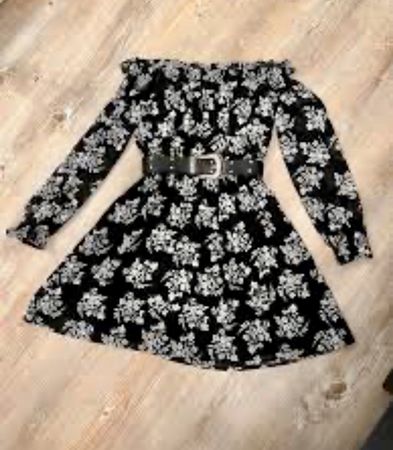 Robe Guess noire fleurie, taille 38-40- Élégante et chic!