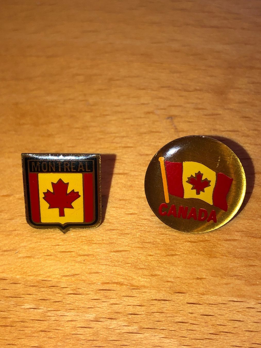 Spille & Fermagli: 2 Pin / Anstecknadel Canada, Montreal – Usato da Balsthal venduto da Katzenfan99