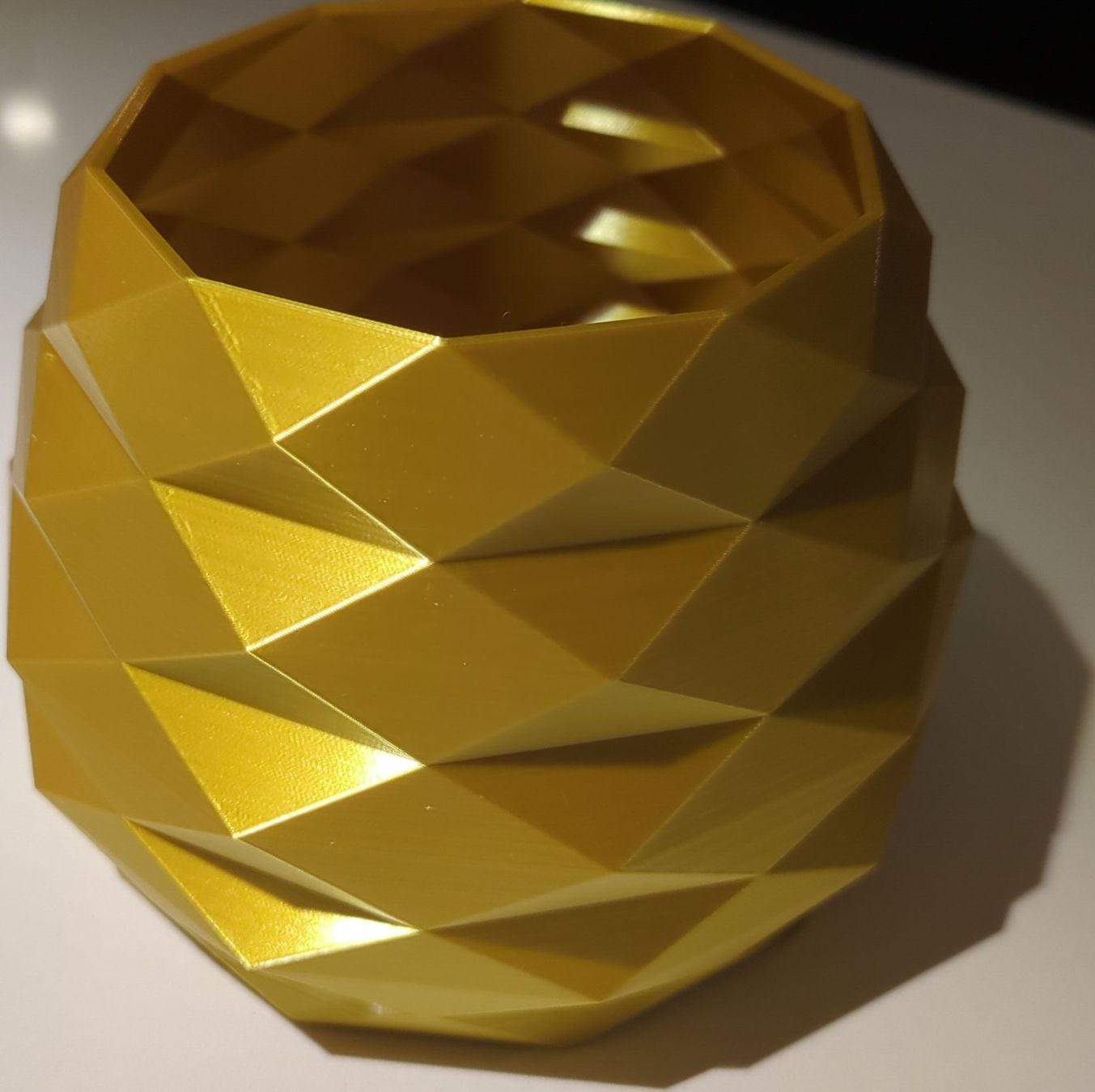 Tutte le decorazioni: Pot de fleurs décoratif doré, design géométrique unique – Nuovo (secondo la descrizione) da Corminboeuf venduto da MrGP87