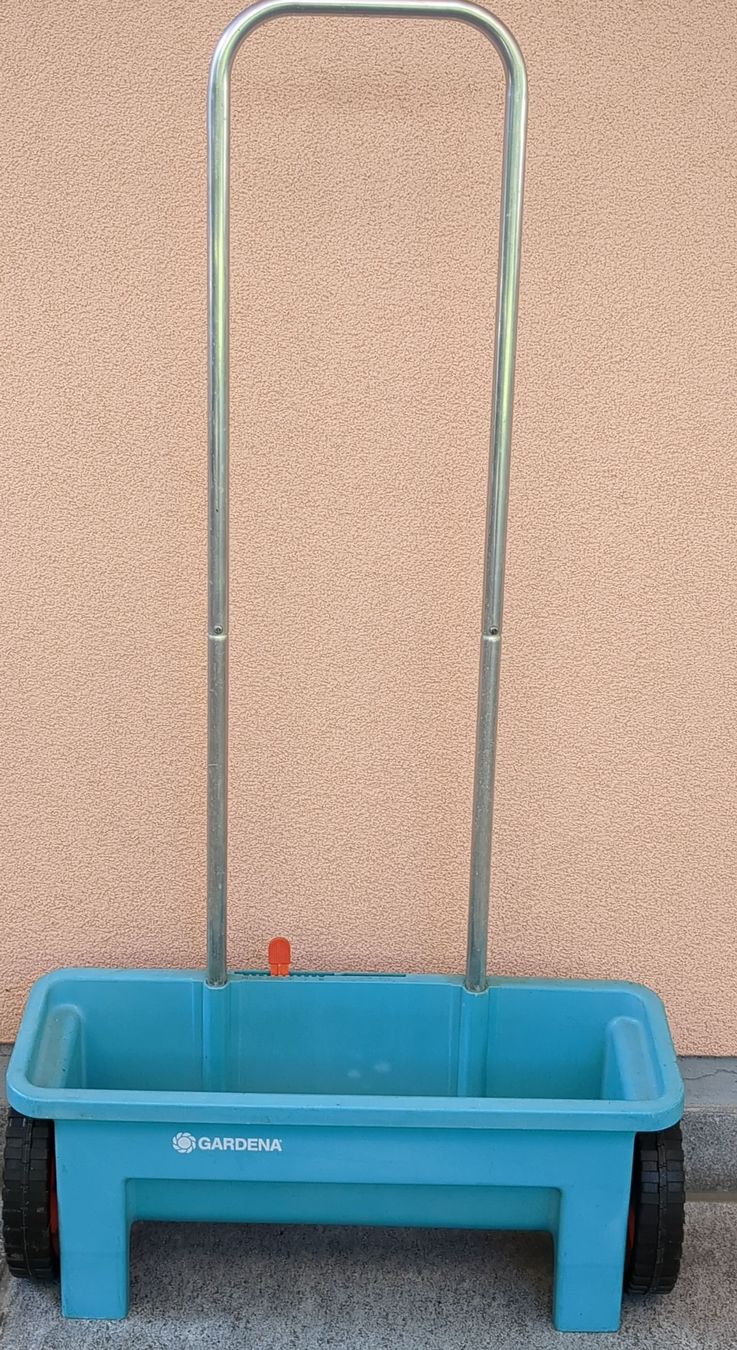 Carriole: Spargitore Gardena per giardio – Usato da Ligornetto venduto da PoGabriella