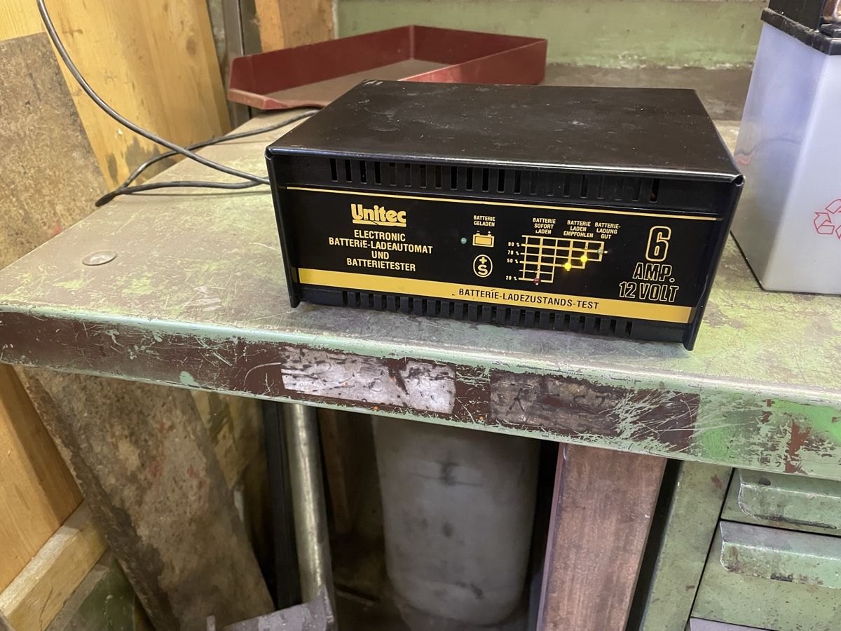 Accus & piles: Batterieladegerät und Tester Gebraucht ! – D'occasion à Gipf- Oberfrick par T30Zimm