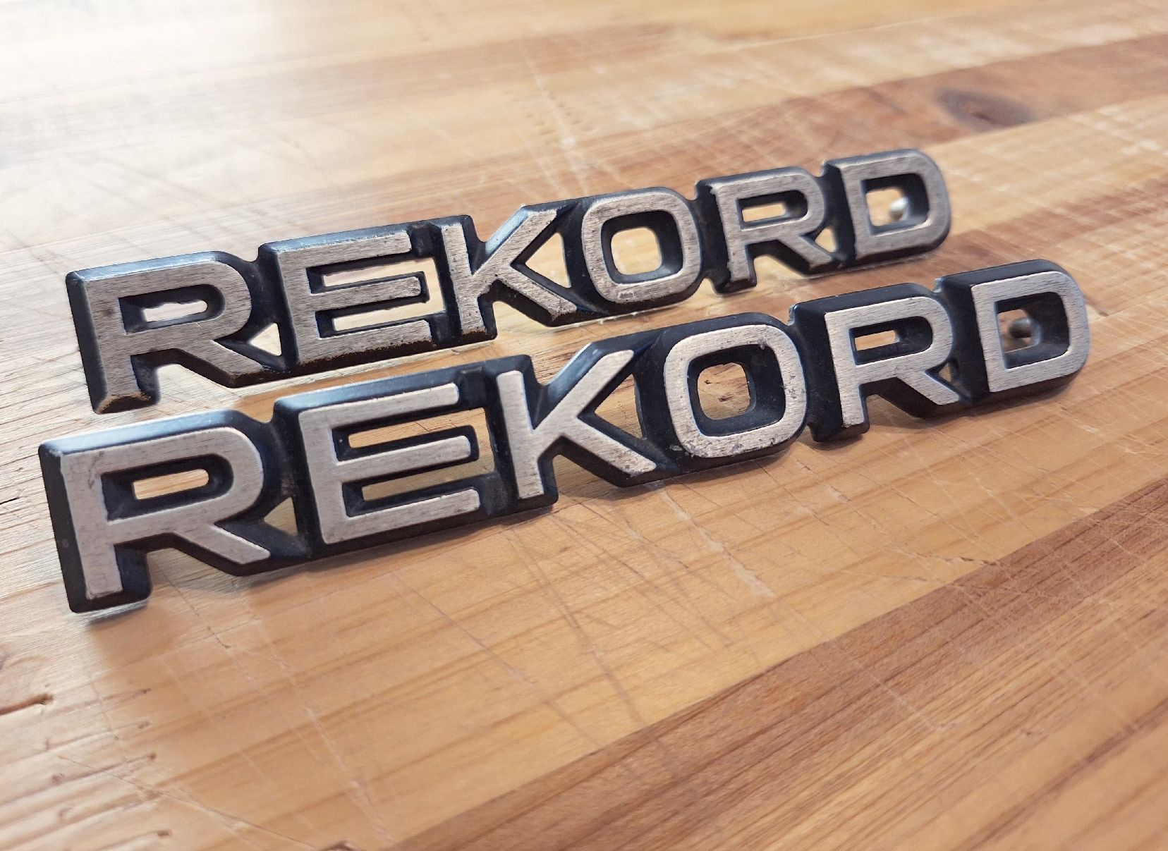 Opel Tutti pezzi di ricambio auto: Opel Rekord Old/Youngtimer Emblem – Usato da Triesen venduto da BLACKSHEEP75