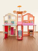 Großes Puppenhaus zum Aufklappen für stundenlangen Spielspaß