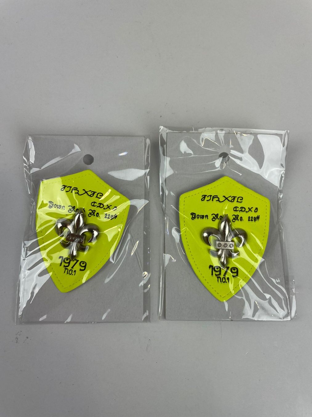 Placchette & Badge: 2x Abzeichen 1979 mit Logo, Badge/Plakette – Nuovo e nell'imballaggio originale da Wängi venduto da LiqKojote