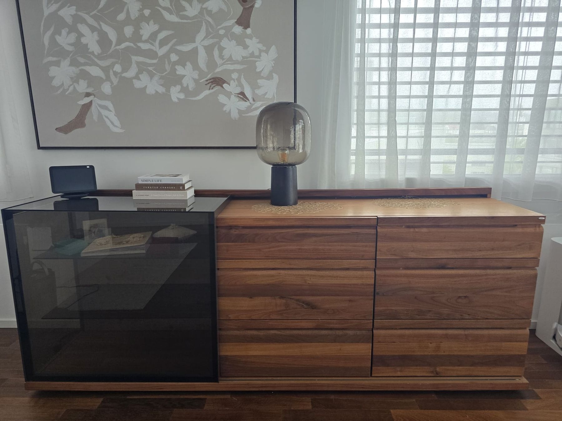 Kommoden: Kommode Nussbaum mit Glasfront Massivholz  – Gebraucht aus Dietikon von b.pierre