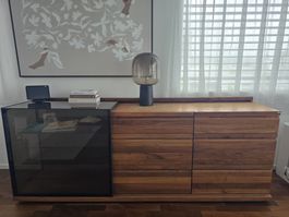 Kommode Nussbaum mit Glasfront Massivholz 
