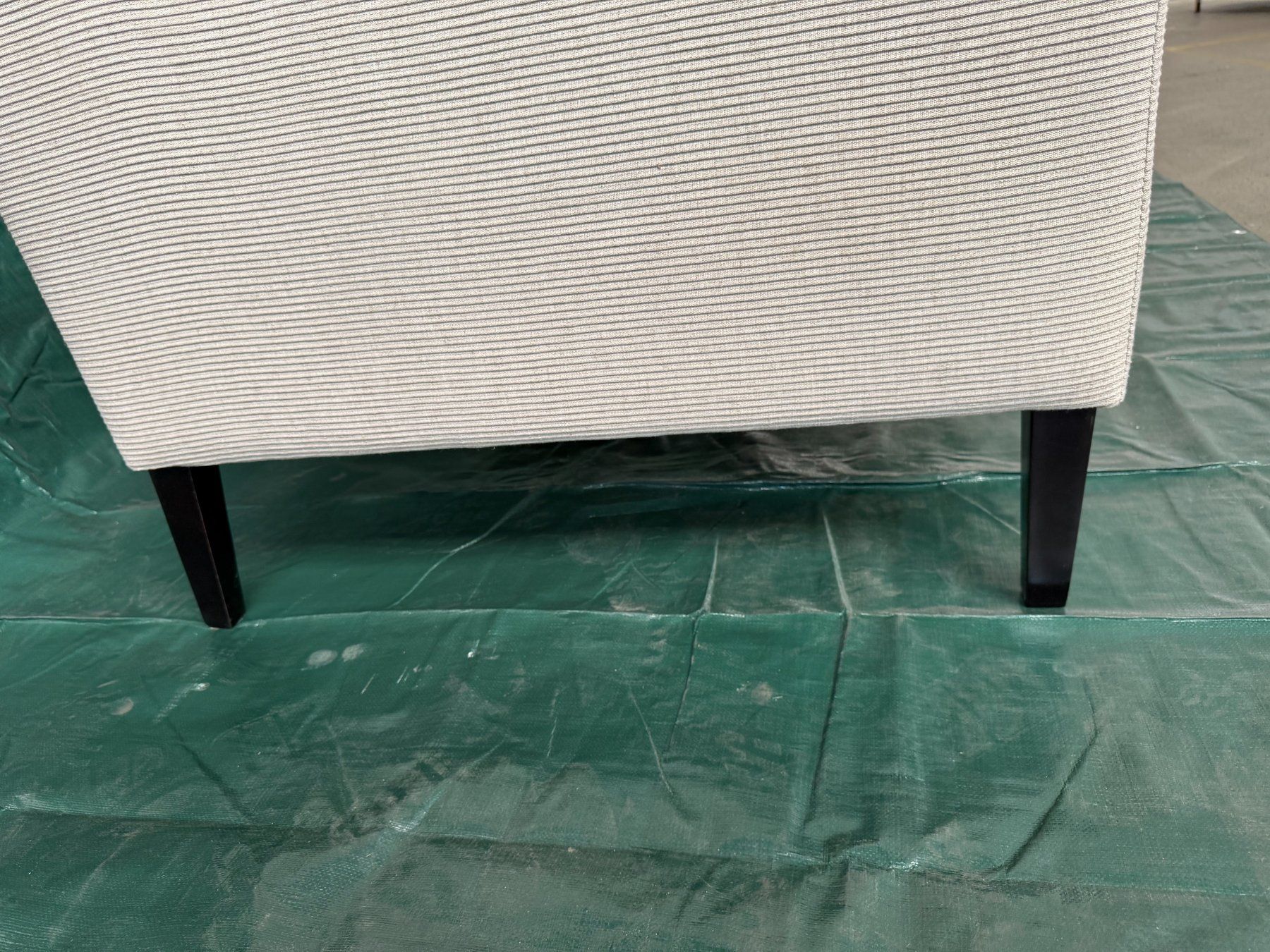 Divani: Kompaktes 2 Sitzer Sofa in Beige mit dunklen Füssen – Usato da Hünenberg venduto da moanab. 3