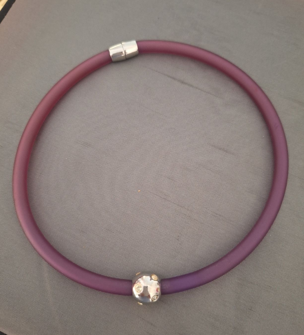 Catenine: Kautschuk Collier mit Magnetverschluss – Usato da Kerzers venduto da ExpressoTerreno