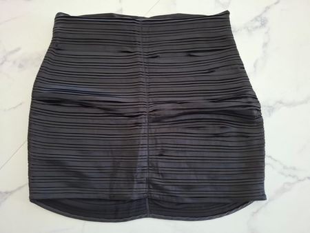 Zara Minirock aus plissiertem Satin, Gr. M