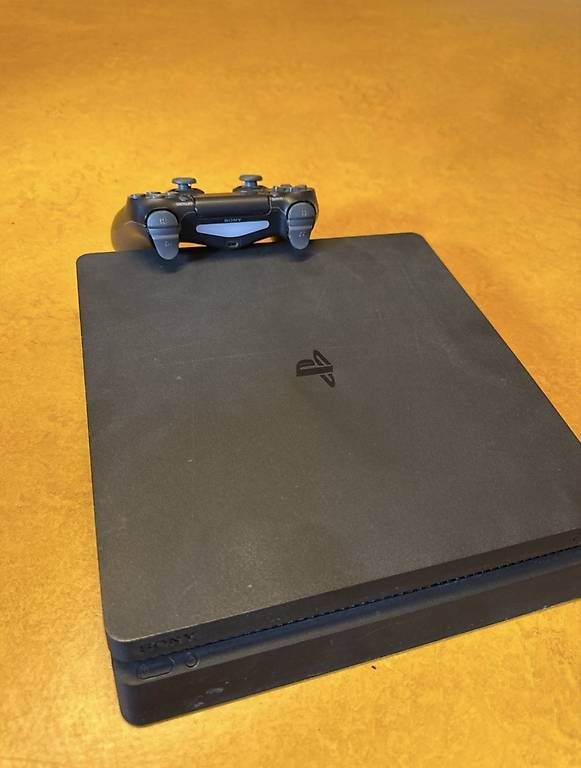 Consoles: PS4 Slim 500GB + Controller + COD MW  – D'occasion à Ormalingen par Mo2 2