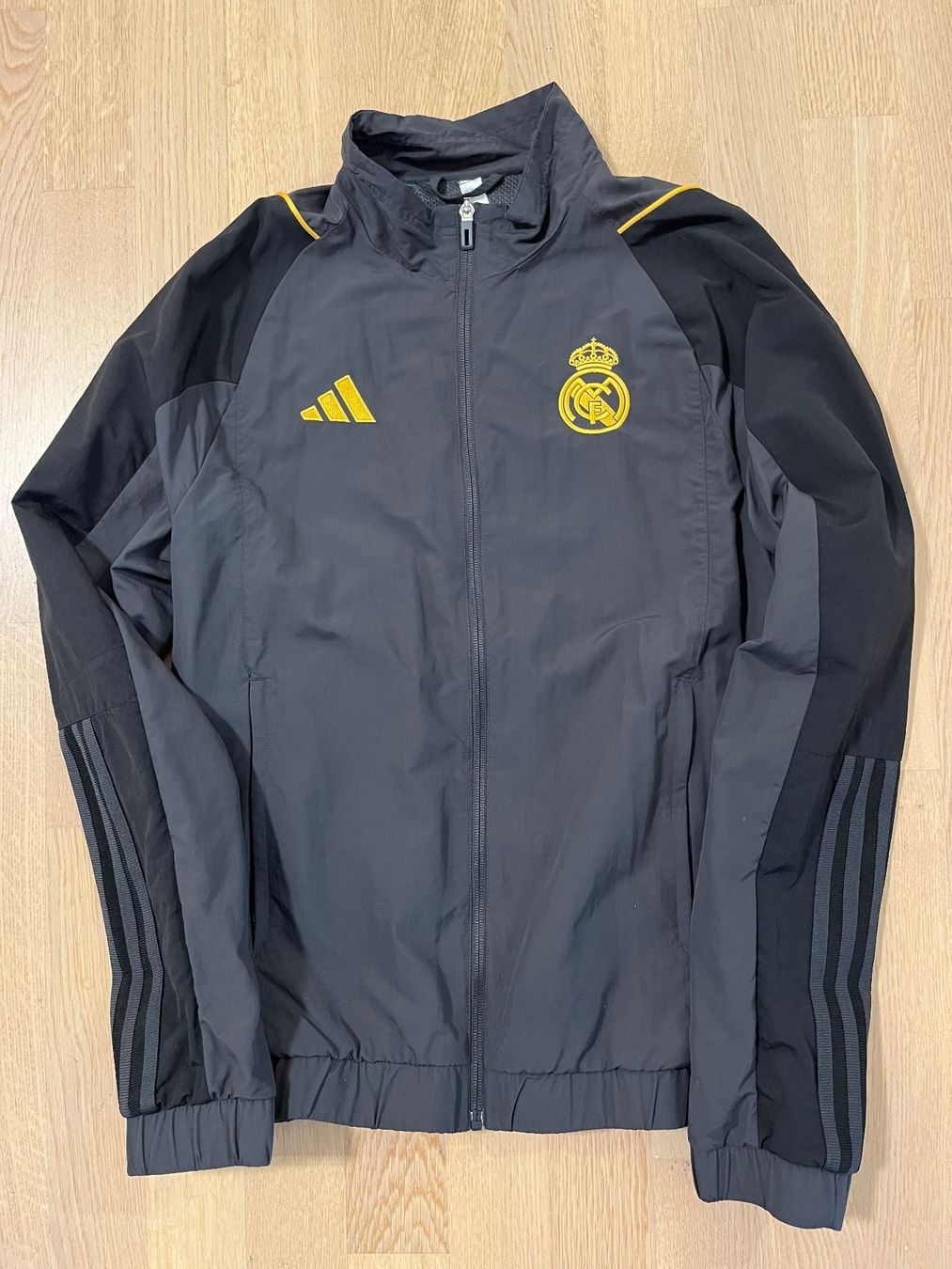 Adidas Giacche & Cappotti: Real Madrid Trainingsjacke – Usato da St. Gallen venduto da Nickat