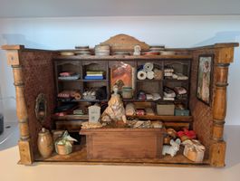 Puppenstube Galanterie Waren mit Puppe und Zubehör