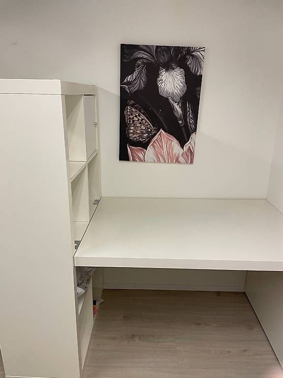 Ikea Scrivanie: Bürotisch mit integriertem Regal und Regalfach – Usato da Wädenswil venduto da lei_mh9s