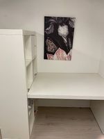 Bürotisch mit integriertem Regal und Regalfach