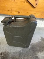 Vintage Benzinkanister, Armeegrün, ideal für Oldtimer!
