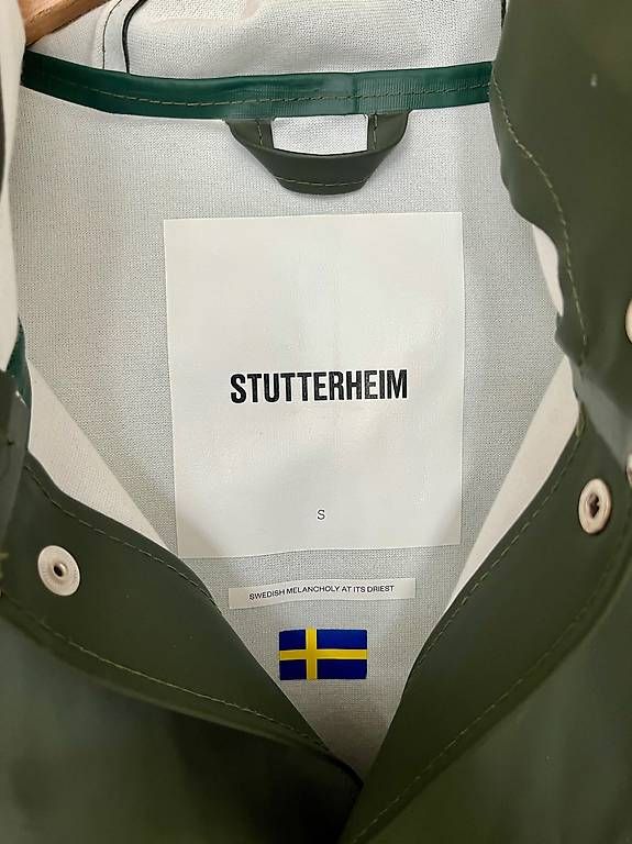 Stutterheim Jacken: Stutterheim Regenjacke / Regenmantel Grösse S in Dunkelgrün – Gebraucht aus St.Gallen von Rini2011 1