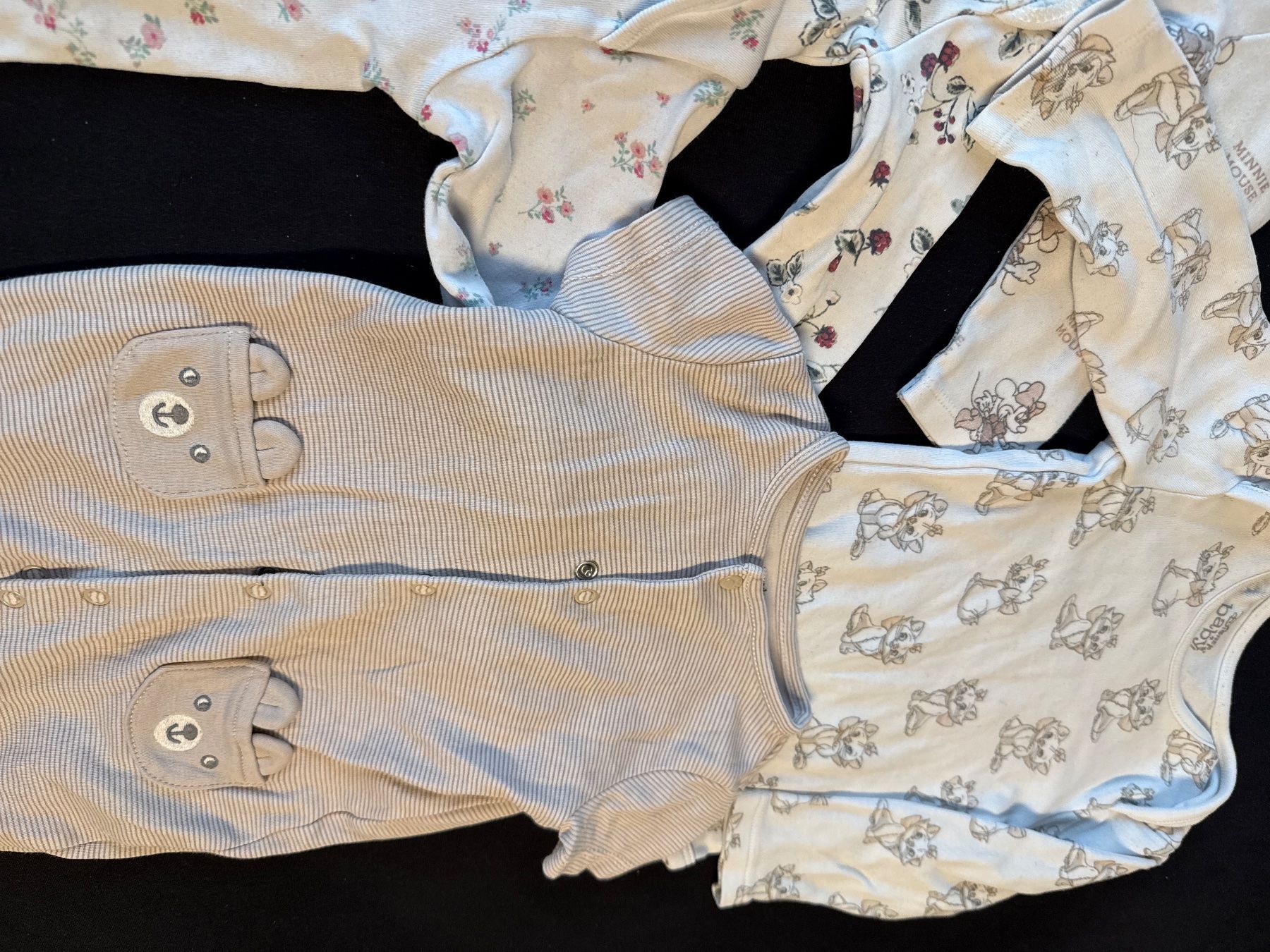 Lotti & Set di vestiti: 4x Bodys lang 1x kurz Gr.3-6 M – Usato da Bettwiesen venduto da Maori6 2