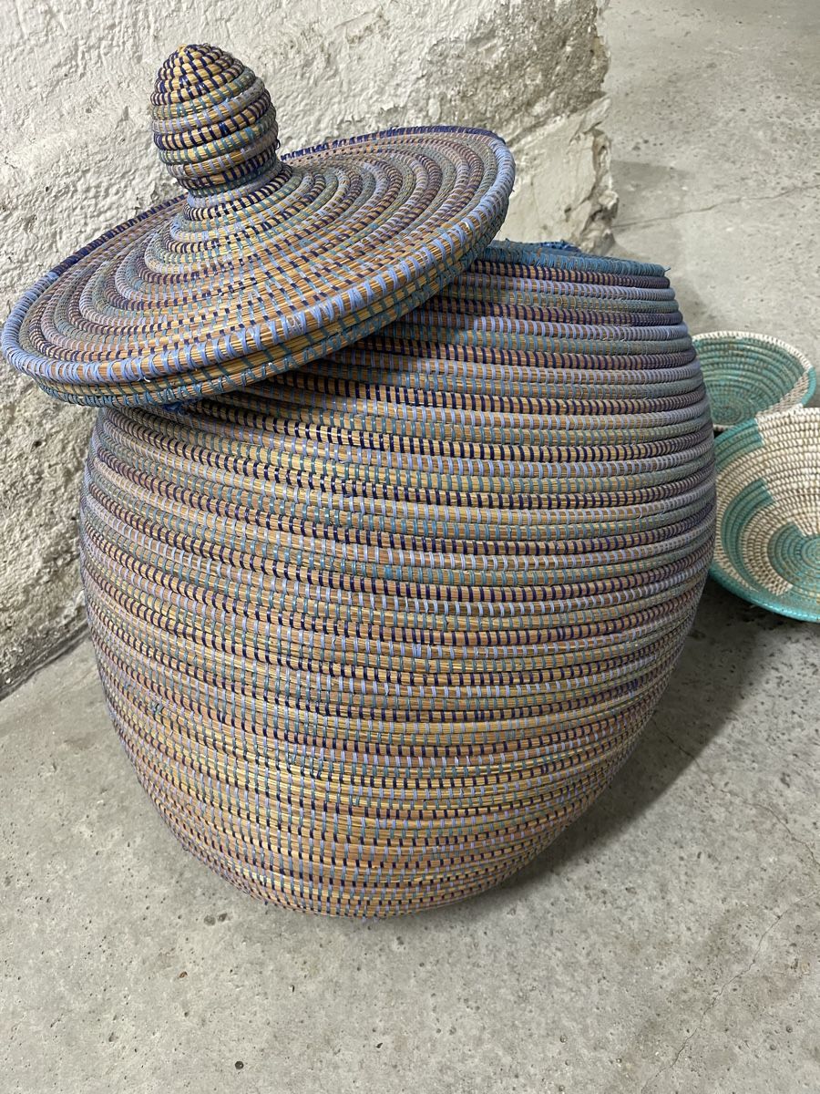 Tutte le decorazioni: Woven Basket with Lid and 2 Wall Plates – Nuovo (secondo la descrizione) da Genève venduto da DEBARR.AS 4