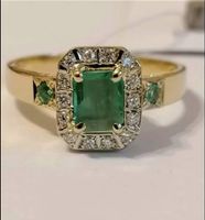 Ein Ring aus Gelb- und Weißgold, verziert mit drei Smaragden